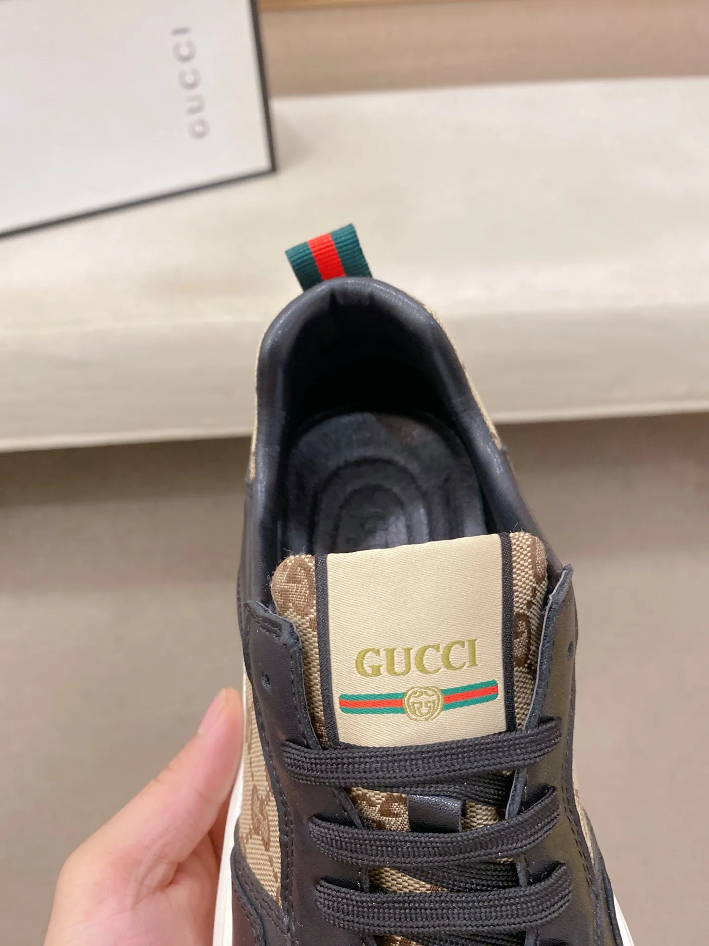 Men's shoes💰 400💰The new GUCCI (Gucci) counters are launched simultaneously. The new men's shoes, 😘fabrics are selected from imported cowhide, and the lining is sheepskin lining. 👍🏿 High-end ☄️ air-cushion molded anti-slip rubber outsole, exquisite lines, simple and elegant, comfortable and high-end for leisure travel. Code number: 38 to 44 (45 can be customized and cannot be returned or exchanged)